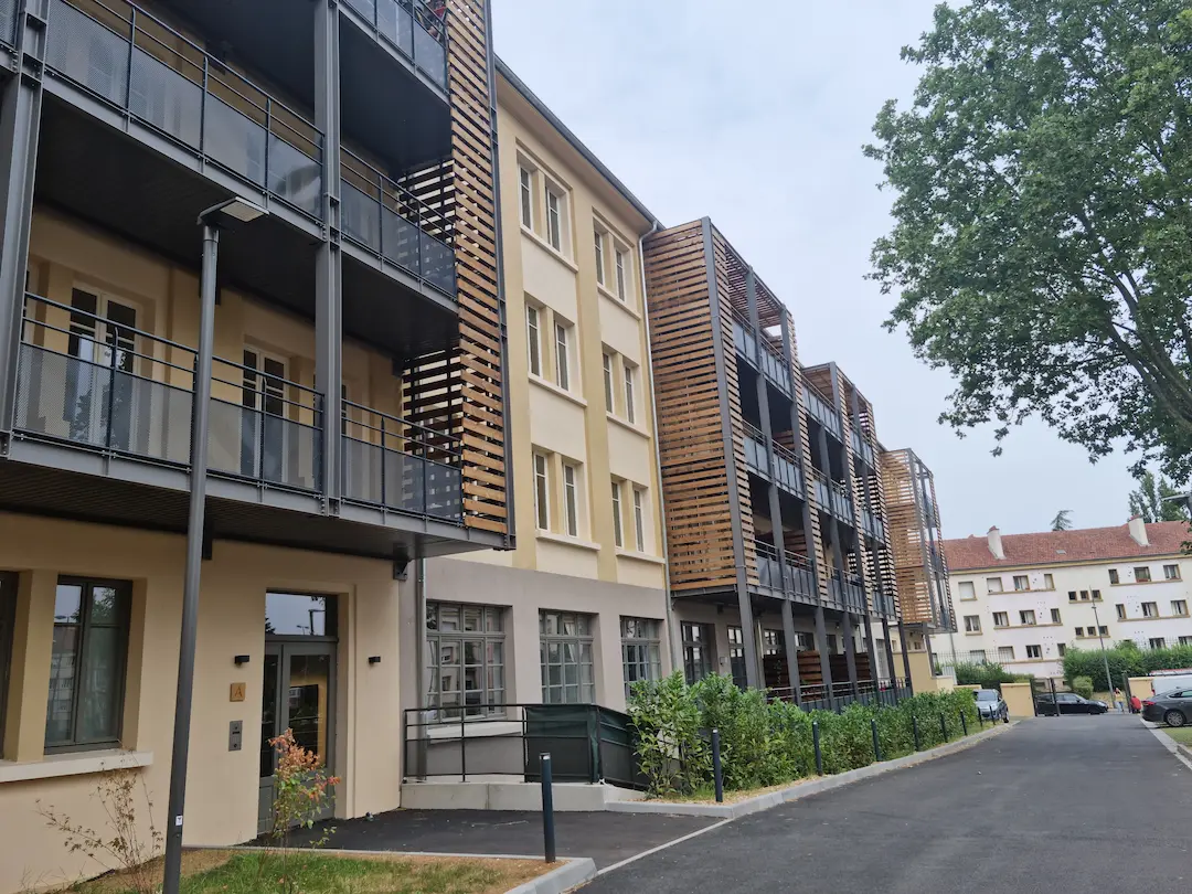 Une photo de notre dernier chantier : balcons, garde-corps et pares-vues installé sur un immeuble à Metz