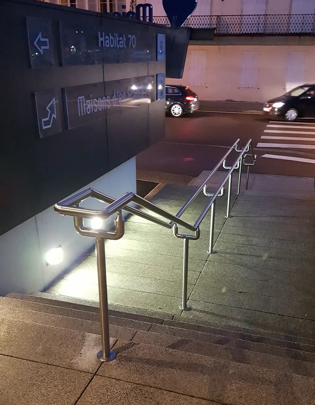 Une rampe en métal pour un escalier public