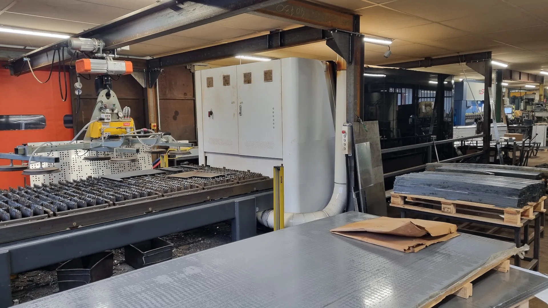 La table laser en train de découper à répétition et à intervals réguliers une tôle métallique