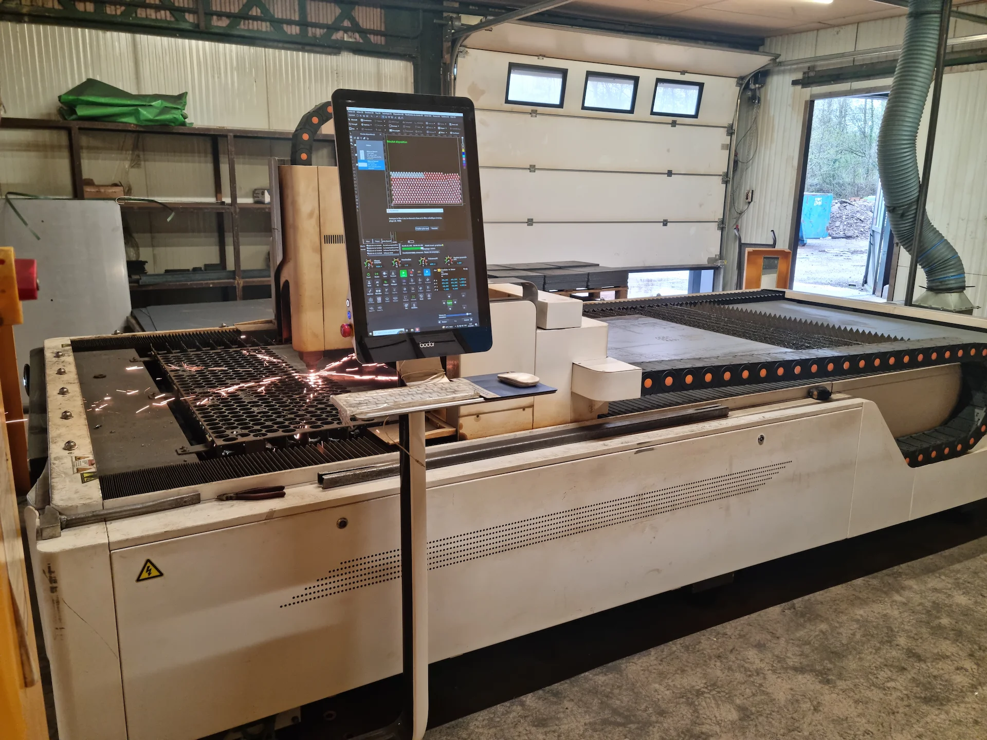 Le poste de commande informatique de la table laser