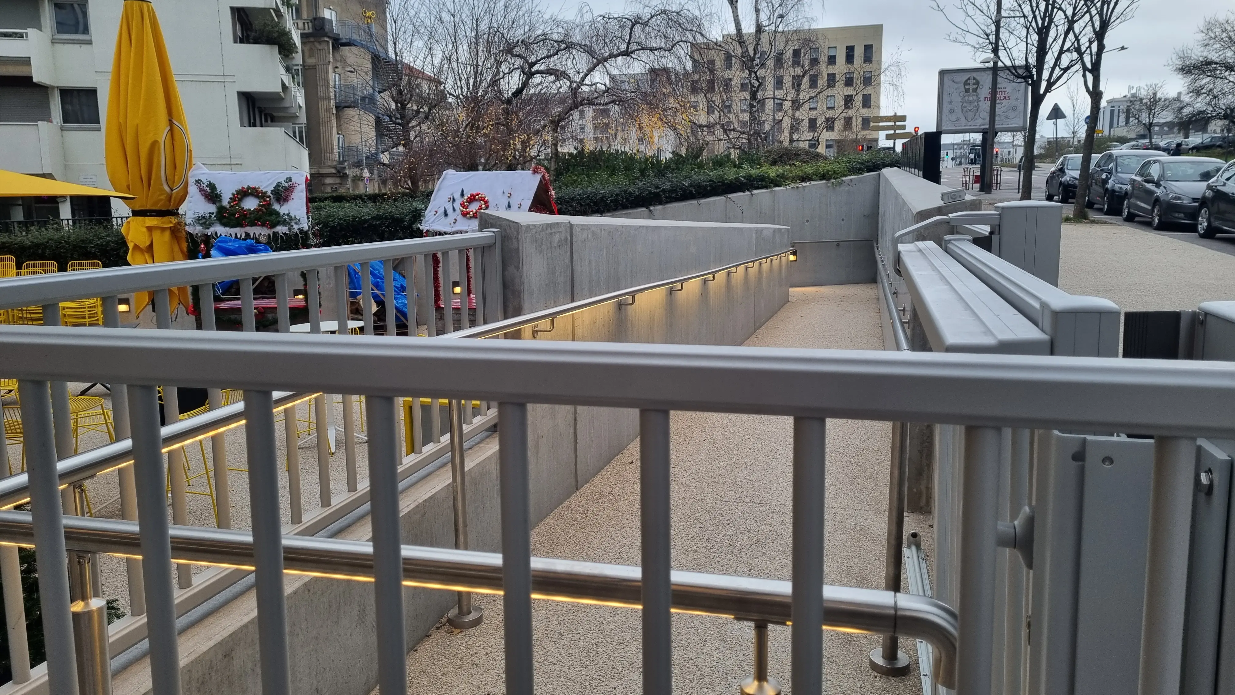 Un parc à vélo en métal