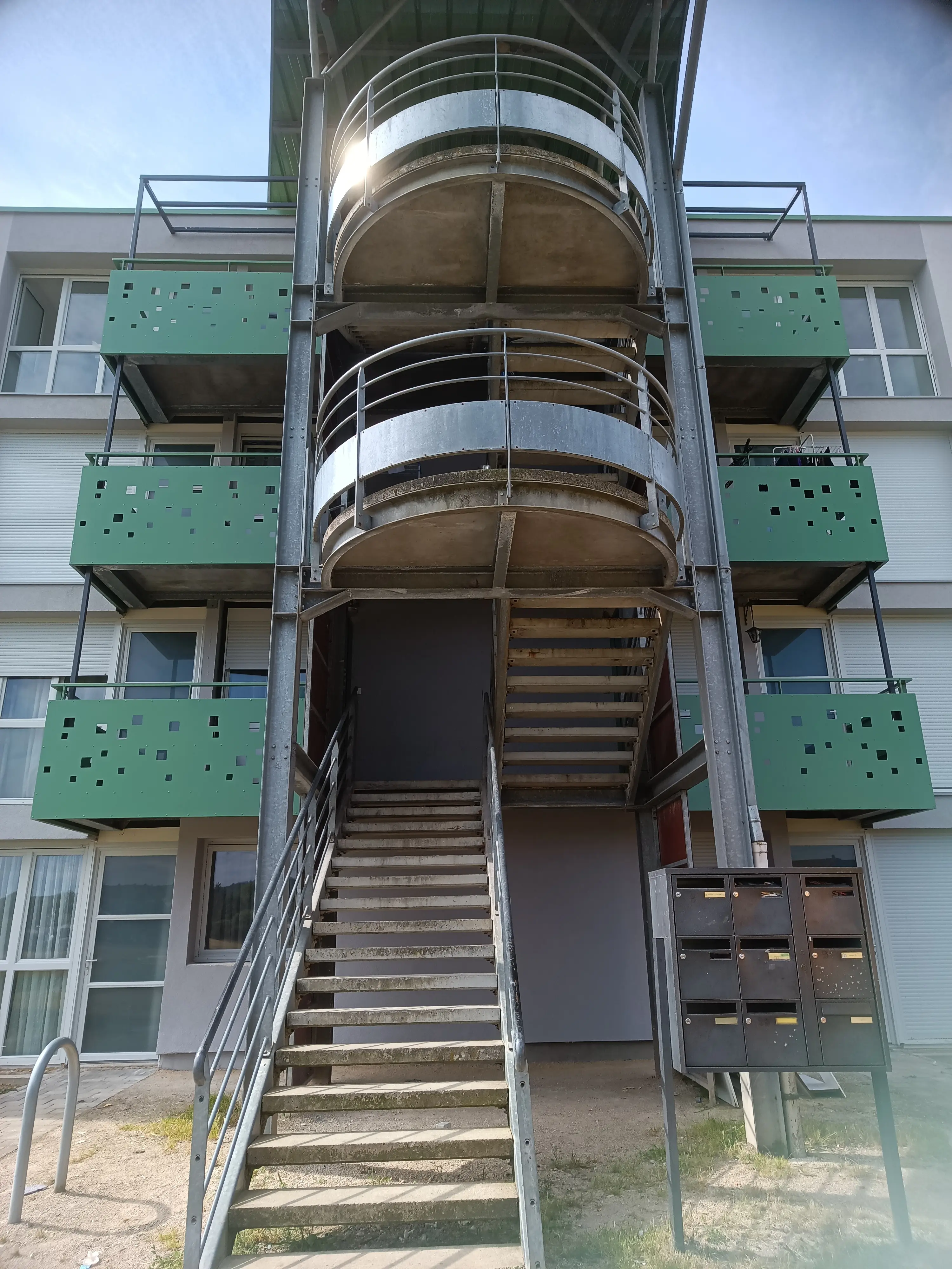 Chantier de construction d'un escalier metallique ainsi que de gardes-corps pour un immeuble