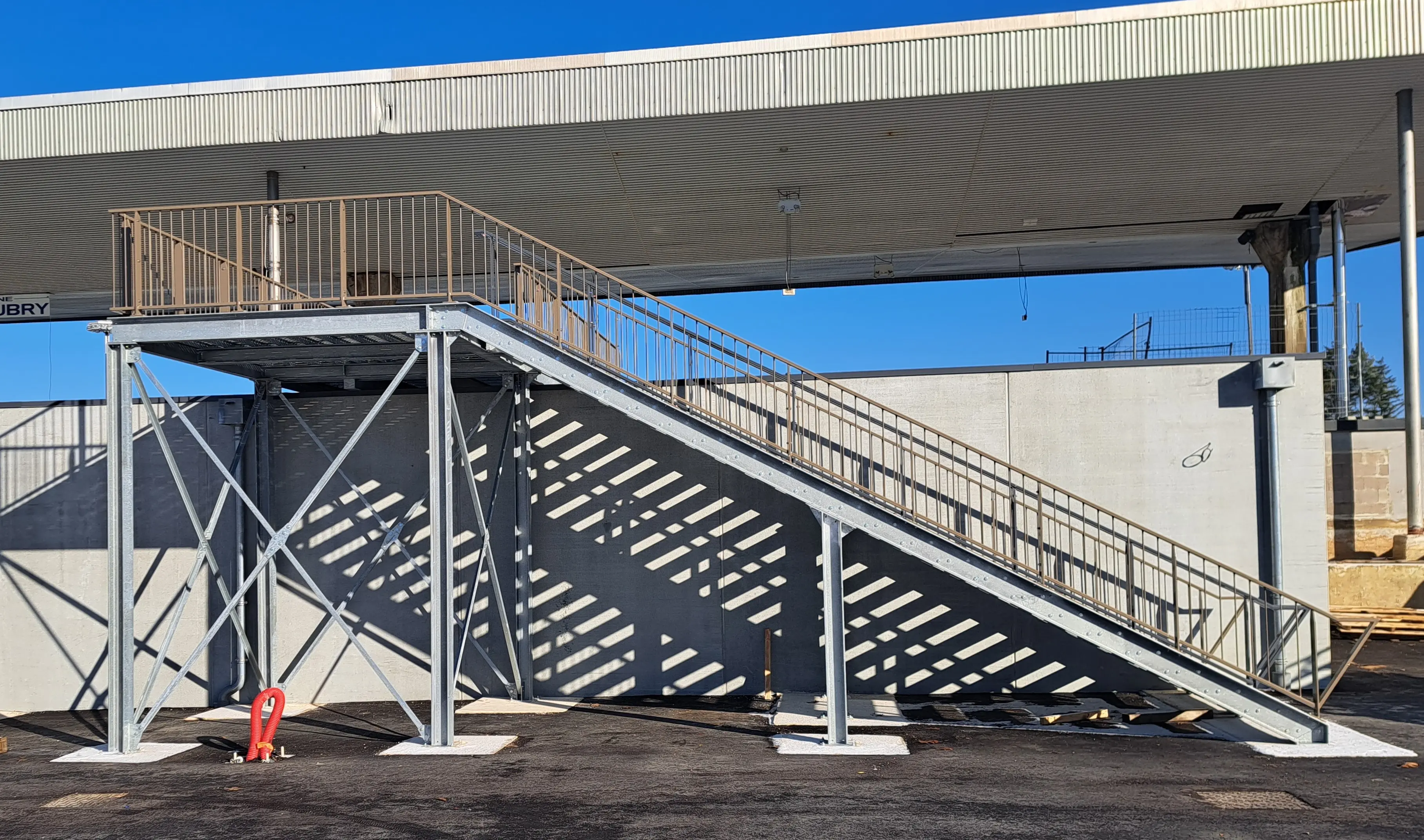 Une rampe d'accès menant à un bâtiment