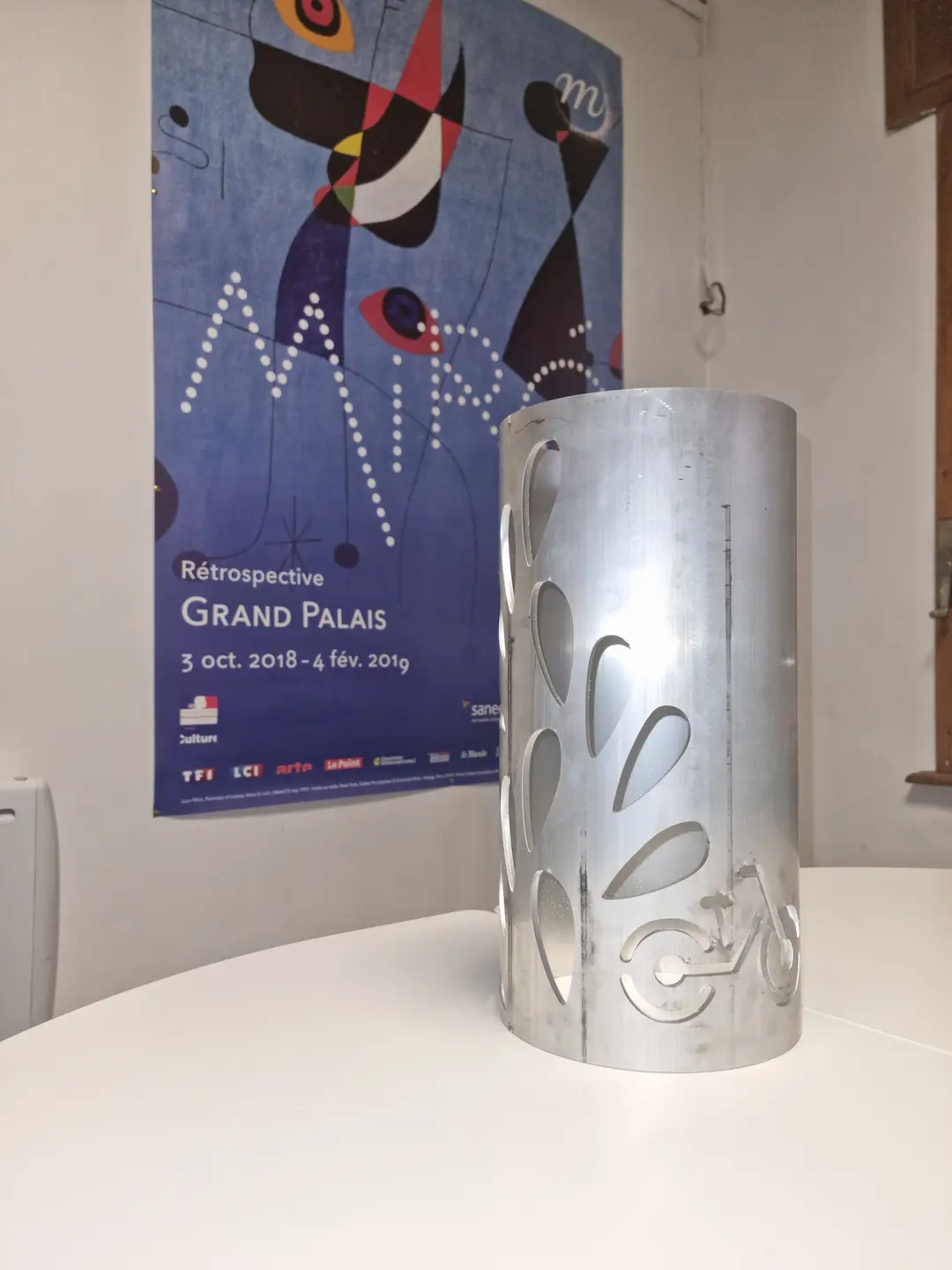 Une corbeille en métal avec des reliefs obtenus par découpage