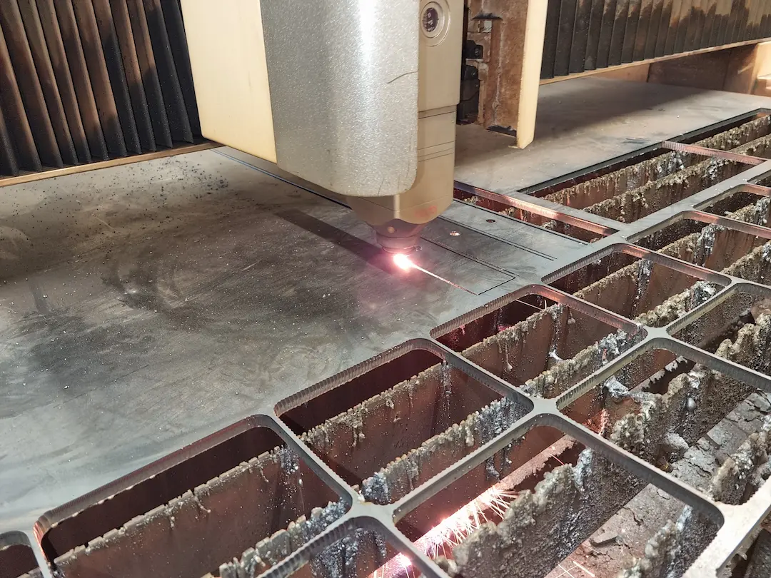 Une machine de découpage COBRO en action